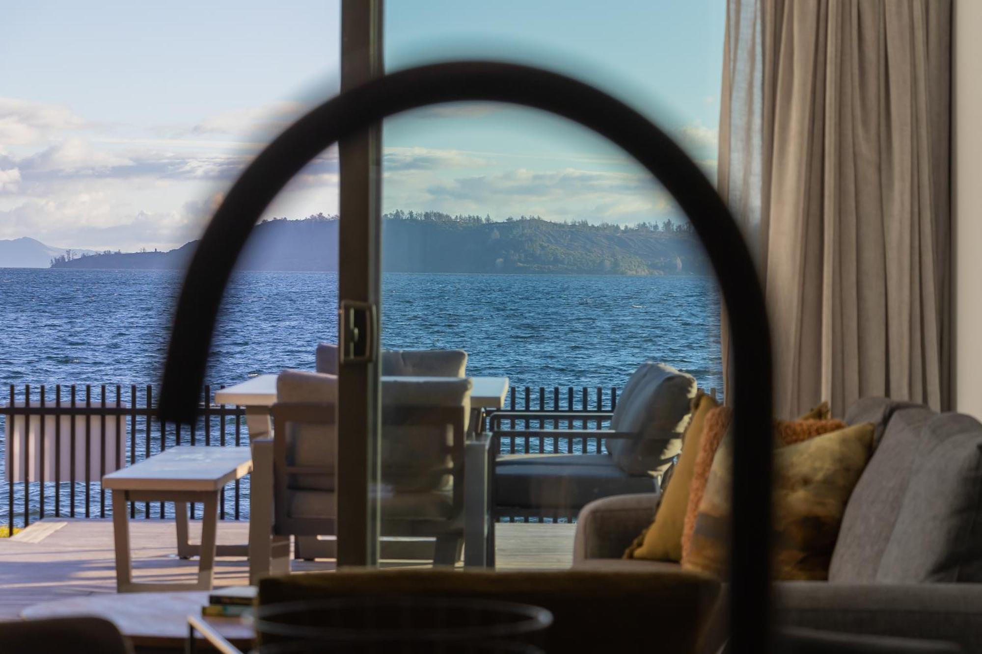 Absolute Lakefront House タウポ エクステリア 写真