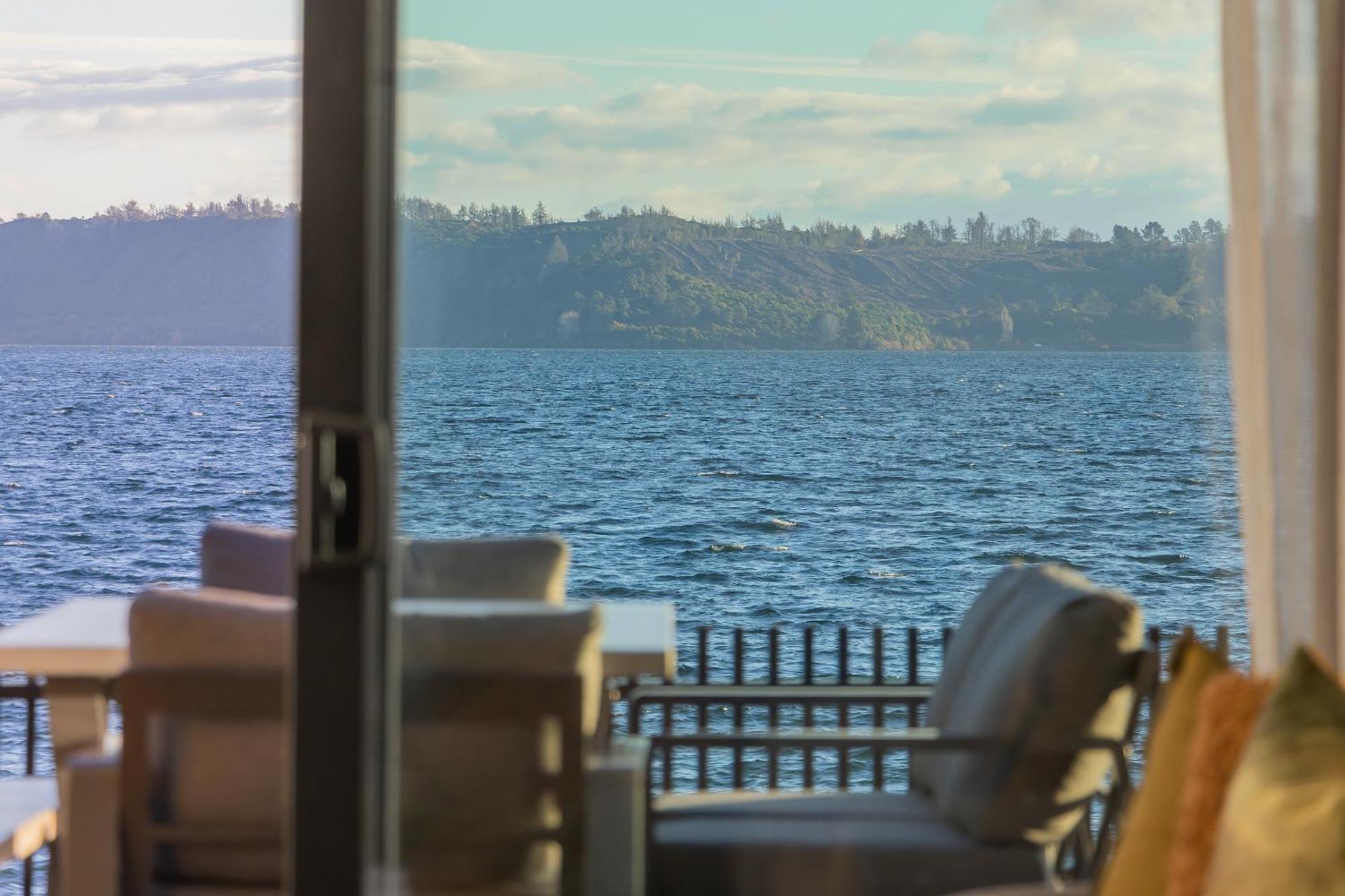 Absolute Lakefront House タウポ エクステリア 写真