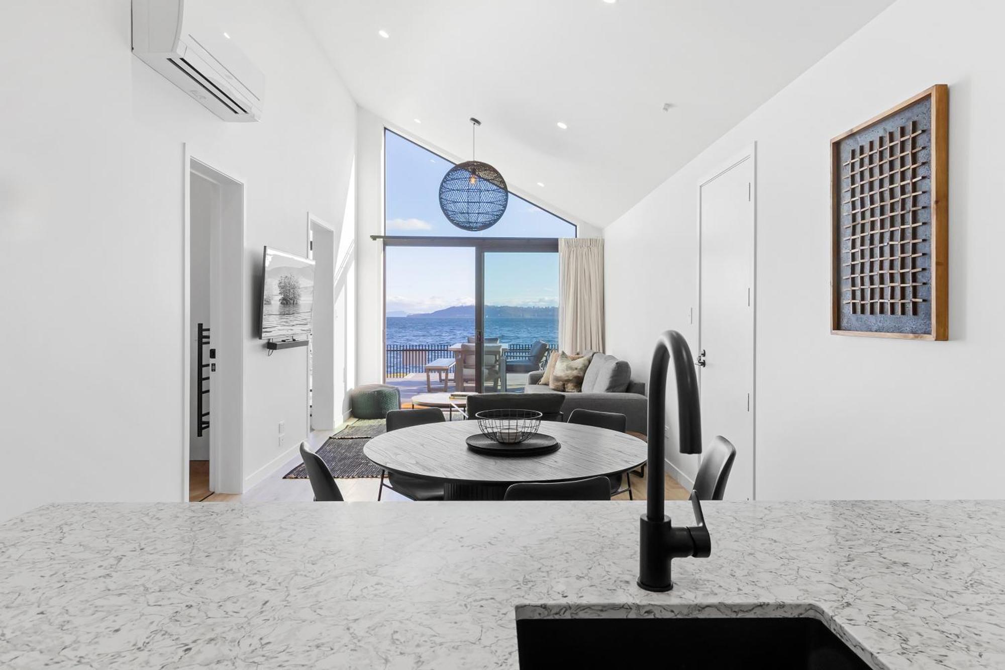 Absolute Lakefront House タウポ エクステリア 写真