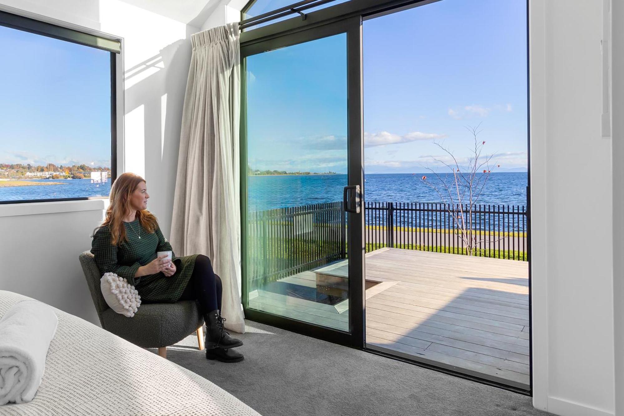 Absolute Lakefront House タウポ エクステリア 写真