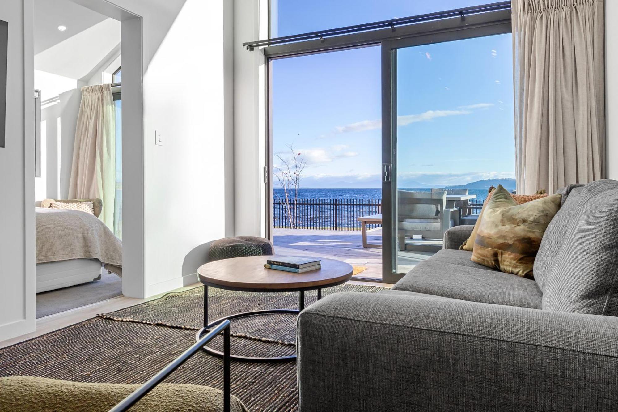 Absolute Lakefront House タウポ エクステリア 写真